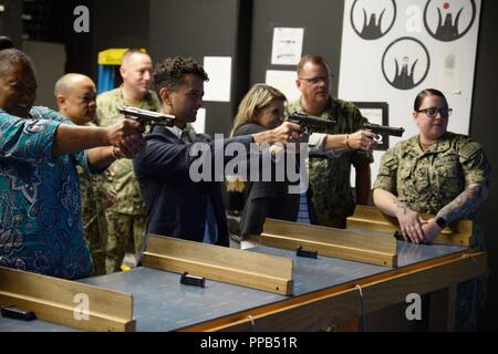 Grandi laghi, Ill (16 agosto 2018) Congressional aiutanti prendere pratica bersaglio al tiratore di Mate 'A' della Scuola di armi da fuoco simulatore di addestramento presso il centro di superficie per i sistemi di combattimento unità Grandi Laghi il Agosto 16. Foto Stock