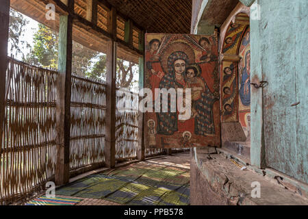 Sezione esterna con affresco di Santa Maria con Gesù, Ura-Kidane Miheret monastero, Zenge Penisola, Lago Tana, Etiopia Foto Stock