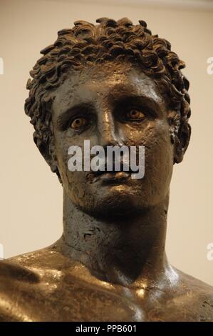 Arte greche. La Grecia. Del IV secolo A.C. Statua di bronzo di un giovane identificato come Perseo con la testa della Medusa appeso. Tuttavia, rappresenta probabilmente Parigi e sarebbe soggetta la mela della discordia. Attribuita allo scultore Euphranor di Corinto di 340-330 A.C. Busto. Museo Archeologico Nazionale. Atene. Foto Stock