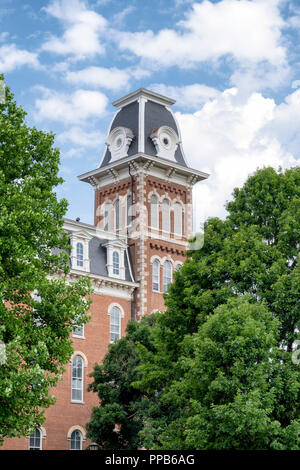 FAYETTEVILLE, AR/STATI UNITI D'America - 8 giugno 2018: Università Hall presso il vecchio principali sul campus della University of Arkansas. Foto Stock