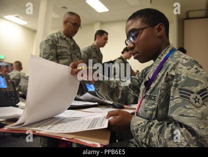 Stati Uniti Air Force Senior Airman Laisha Watkins, 81st vigore supporto forza squadrone tecnico di gestione, recensioni di una cartella di distribuzione durante un esercizio di distribuzione presso la Roberts aeromobili consolidato Impianto di manutenzione su Keesler Air Force Base, Mississippi, Agosto 16, 2018. Lo scenario dell'esercitazione testato la missione di fattibilità Keesler Team per le distribuzioni. Foto Stock