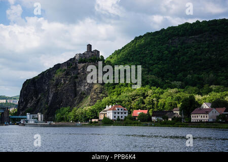 Il castello di Strekov, Tedesco: Schreckenstein, è arroccato sulla cima di una scogliera sopra il fiume Elba, vicino alla città di Usti nad Labem nella Repubblica Ceca. Foto Stock
