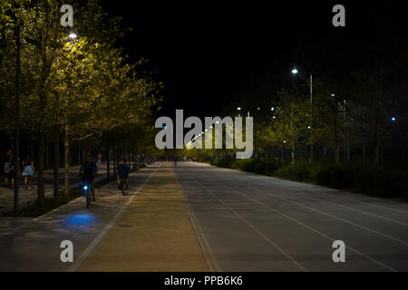 Stavros Niarchos park in Atene, la gente può sia esercitare, a piedi o a guidare le loro biciclette anche di notte ad Atene in Grecia. Foto Stock