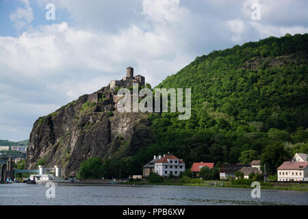 Il castello di Strekov, Tedesco: Schreckenstein, è arroccato sulla cima di una scogliera sopra il fiume Elba, vicino alla città di Usti nad Labem nella Repubblica Ceca. Foto Stock