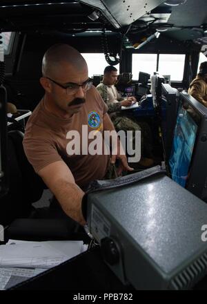 Capo di Boatswain Mate Murray Willett, assegnato a Costiera squadrone fluviale (CRS) 3, sorge guarda come capitano della barca su un marchio vi motovedetta assegnato a Costiera gruppo fluviale (CRG) 1 det. Guam, in Apra Harbor Agosto 16, 2018. CRG 1 det. Guam conduce le operazioni di sicurezza marittima nell intero spettro del Naval, giunto e operazioni combinate che forniscono funzionalità aggiuntive di sicurezza del porto, avviato la sicurezza, e il teatro di cooperazione per la sicurezza. CRG 1 det. Guam è assegnato al comandante, Task Force (CTF) 75, il primario expeditionary task force responsabile per la pianificazione e la realizzazione di costa Foto Stock