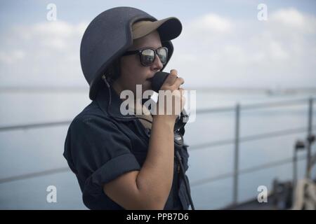 La stazione navale di Guantanamo Bay a Cuba (Agosto 17, 2018) marinaio Torri Yates comunica con il ponte come Whidbey Island-Class Dock Landing Ship USS Gunston Hall (LSD 44) Mori presso la stazione navale di Guantanamo Bay a Cuba. La nave è sul supporto di distribuzione i mari del sud, che è un annuale Distribuzione collaborativa NEGLI STATI UNITI Comando Sud area di responsabilità nel caso in cui un gruppo di attività saranno distribuite a condurre una serie di esercizi e di scambi internazionali per migliorare l'interoperabilità, aumentare la stabilità regionale e creare e mantenere relazioni a livello regionale con i paesi di tutta la regione th Foto Stock