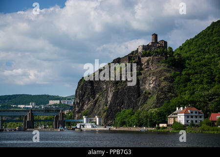 Il castello di Strekov, Tedesco: Schreckenstein, è arroccato sulla cima di una scogliera sopra il fiume Elba, vicino alla città di Usti nad Labem nella Repubblica Ceca. Foto Stock