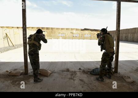 Provincia di Logar, Afghanistan (Agosto 16, 2018) Afghan Commandos partecipare ad un piccoli bracci live-Incendio campo, provincia di Logar, Afghanistan, Agosto 16, 2018. Commandos treno regolarmente con gli Stati Uniti Operazioni speciali soldati per affinare le proprie abilità sul campo di battaglia, aumentando la loro letalità e capacità. (NATO Foto Stock