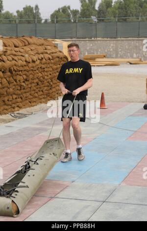 Un Raider soldato brigata esegue la Army Combat Readiness Test in Afghanistan orientale, 19 agosto 2018. Foto Stock