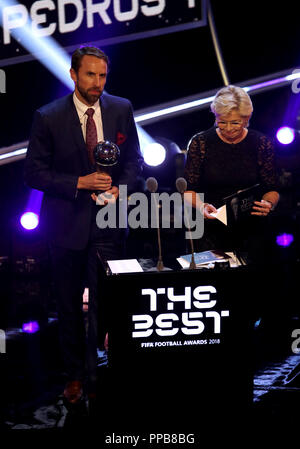 Gareth Southgate e Silvia Neid sulla scena presentando il miglior FIFA femminile premio autobus durante il miglior FIFA Football Awards 2018 presso la Royal Festival Hall di Londra. Foto Stock