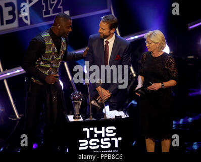 Idris Elba (da sinistra a destra), Gareth Southgate e Silvia Neid in scena durante i migliori premi FIFA 2018 al Royal Festival Hall di Londra. Foto Stock