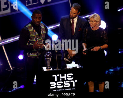 Idris Elba (da sinistra a destra), Gareth Southgate e Silvia Neid sul palco durante il miglior FIFA Football Awards 2018 presso la Royal Festival Hall di Londra. Foto Stock