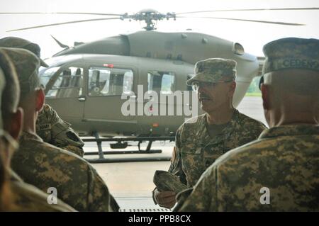 Stati Uniti Army Sgt. 1. Classe Mike Moy parla ai soldati con distacco 1, Bravo Company, 1-224esimo reggimento di aviazione, 28 Expeditionary combattere la Brigata Aerea dopo una promozione cerimonia di premiazione che si terrà in suo onore a Muir Army Airfield, Agosto 18, 2018. Sgt. 1. Classe Moy è la più lunga-soldato attualmente in Pennsylvania Guardia Nazionale. Foto Stock