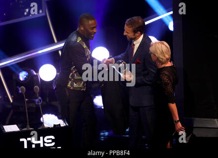 Idris Elba (da sinistra a destra), Gareth Southgate e Silvia Neid sul palco durante il miglior FIFA Football Awards 2018 presso la Royal Festival Hall di Londra. Foto Stock