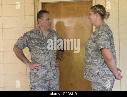 Stati Uniti Air Force Col. Mittente Ozgul, deptuty chief Dental Corps USAF, riconosce il personale Sgt. Lacey Conner, un medico technichian assegnato all'173rd Medical Group, Oregon Air National Guard, durante il Tropic Care Maui County 2018 in Lahaina, Hawaii, e il agosto 16, 2018. Tropic Care Maui County 2018 fornisce assistenza medica ai membri e al personale di supporto "hands-on" disponibilità formazione per preparare per le future distribuzioni fornendo diretto e benefici durevoli per il popolo di Maui Molokai e Lanai, Agosto 11-19. Foto Stock