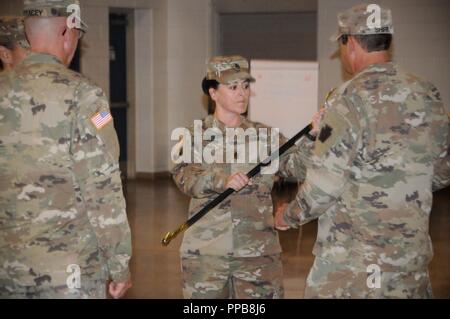 Il comando Sgt. Il Mag. Shannon Cullen passa il non-ufficiale incaricato spada durante un cambio di responsabilità cerimonia nella ventottesima Expeditionary combattere la Brigata Aerea armory, 19 Agosto, 2018. Cullen si assume la responsabilità come 2-104th supporto generale del battaglione di aviazione del comando del sergente maggiore dal comando Sgt. Il Mag. Jeffrey Tracey. Il passaggio del non-ufficiale incaricato spada significa la rinuncia di responsabilità e autorità dall'uscita al comando in arrivo sergente maggiore. Foto Stock