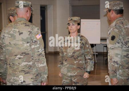 Il comando Sgt. Il Mag. Shannon Cullen si erge a attenzione durante un cambio di responsabilità cerimonia nella ventottesima Expeditionary combattere la Brigata Aerea armory, 19 Agosto, 2018. Cullen si assume la responsabilità come 2-104th supporto generale del battaglione di aviazione del comando del sergente maggiore dal comando Sgt. Il Mag. Jeffrey Tracey. Foto Stock