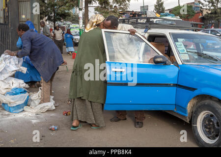 Abbraccio, Addis Ketema aka Merkato, il produttore africano di mercato all'aperto. Addis Abeba, Etiopia Foto Stock