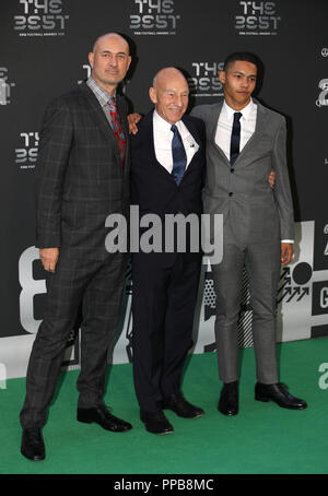 Daniel Stewart e Sir Patrick Stewart (centro) arrivano per il miglior FIFA Football Awards 2018 presso la Royal Festival Hall di Londra. Stampa foto di associazione. Picture Data: lunedì 24 settembre, 2018. Vedere PA storia SOCCER Awards. Foto di credito dovrebbe leggere: Tim Goode/PA FILO Foto Stock