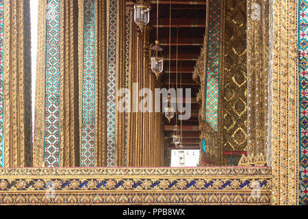 Bellissima vista del lato corridoio del Ubosot del Buddha di Smeraldo Wat Phra Kaew tempio. Bangkok, Tailandia. Foto Stock