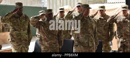 Salutando i colori durante la modifica della cerimonia di responsabilità sono da sinistra il comando Sergente Maggiore di Nathaniel Atkinson, Jr, Col. Jason E. Kelly e sergente maggiore Jorge A. Rivera con i sottufficiali in background. Foto Stock