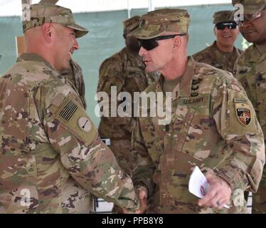 Comando divisione Sergente Todd Sims si congratula e dà un arrivederci a handshake in uscita arruolati Senior Advisor del distretto di Afghanistan, Sergente Maggiore Jorge A. Rivera. Foto Stock