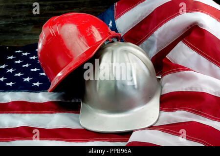 America nel momento della sua massima con bandiera e duro cappelli. Foto Stock