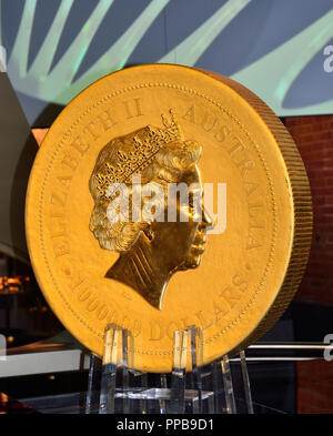 Il Guinness World Record Canguro australiano di una tonnellata di monete d'Oro offre un'effigie di Sua Maestà la Regina Elisabetta II(anteriore) Perth Mint, Perth, WA, Australia Foto Stock