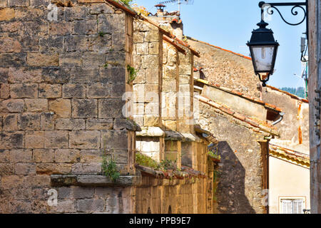 Villaggio Moustiers-Sainte-Marie, Provenza, lane con chiesa, France, membro dei più bei villaggi di Francia Foto Stock