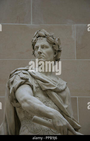 Caio Giulio Cesare (100-44 a.C.). . È stato un militare romano e leader politico. Statua realizzata da Nicolas Coustou (1658-1733). Il museo del Louvre. Parigi. Francia. Europa. Foto Stock