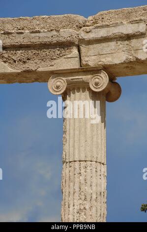 La Grecia, Olympia. Il Philippeion. Dettagli architettonici. Memoriale di circolare, costruito per ordine di Filippo di Macedon, conmemorate Philip la vittoria nella battaglia di Chaeronea, 338 BC. Marmo e calcare. Peloponneso. Foto Stock