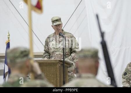 Stati Uniti Esercito Col. Anthony Adrian, comandante della trentacinquesima brigata ingegnere, offre un discorso di ringraziamento ai soldati nella sua brigata per il duro lavoro che hanno compiuto durante la loro implementazione, durante un trasferimento di autorità cerimonia di premiazione che si terrà a Camp Buehring, Kuwait, Agosto 16, 2018. Il trasferimento di autorità cerimonia di premiazione si svolge a simboleggiare la conclusione di una unità della missione e l'inizio di un altro. Foto Stock