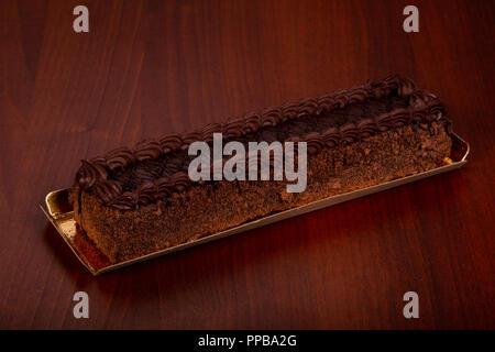 Gustosa torta al tartufo su sfondo di legno Foto Stock