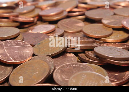 Un mucchio di perdere cambiare britannico di monete di rame.Un close up 2p e 1p,REGNO UNITO MONETE. Foto Stock