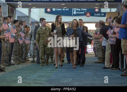 Valerie Nessel, destra, la vedova di U.S. Air Force Tech. Sgt. John Chapman, cammina al fianco di sua figlia Brianna, centro, come essi sono abbracciato con il supporto dalla loro comunità locale a Destin-Fort Walton Beach Airport, Florida, 20 Agosto, 2018. Presidente Donald Trump sarà postumo il premio medaglia d'onore di Chapman la famiglia in occasione di una cerimonia che si terrà il 22 agosto per il suo eroismo straordinario nel marzo 2002 mentre dispiegate in Afghanistan. Foto Stock