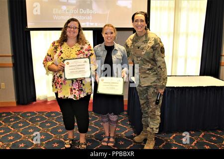 Il vice comandante di guarnigione Lt. Col. Sheila L. Coker presenta certificati di apprezzamento a Danielle Lawrence e Jill Ahrens per cantare l'inno nazionale durante l'installazione il rispetto della parità delle donne giorno di agosto 16, 2018 a Fort McCoy, Wis. Carey-Butler ha conseguito un dottorato in materia di istruzione superiore amministrazione e politica e ha lavorato nel campo dell'istruzione per più di 35 anni. Foto Stock