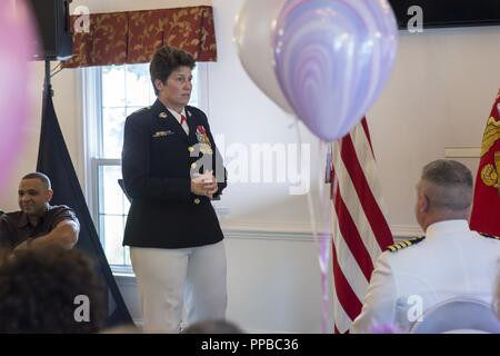 Stati Uniti Marine Corps Lt. Gen. Loretta Reynolds, comandante, Marine Corps le forze di comando del cyberspazio, parla al pensionamento del Col. Maria Marte presso la Alte Querce Community Center di Woodbridge, Virginia, 19 Agosto, 2018. Marte si è ritirato dopo aver servito fedelmente per 28 anni in Marine Corps. Foto Stock