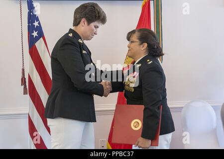 Stati Uniti Marine Corps Lt. Gen. Loretta Reynolds, sinistra, comandante, Marine Corps le forze di comando del cyberspazio, presenta un certificato di previdenza al Col. Maria Marte, direttore per le installazioni, Marine Corps base Quantico, durante la sua cerimonia di pensionamento presso la Alte Querce Community Center di Woodbridge, Virginia, 19 Agosto, 2018. Marte si è ritirato dopo aver servito fedelmente per 28 anni in Marine Corps. Foto Stock
