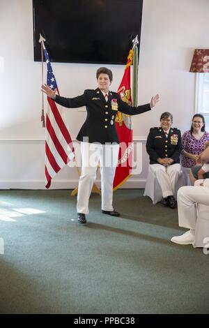 Stati Uniti Marine Corps Lt. Gen. Loretta Reynolds, comandante, Marine Corps le forze di comando del cyberspazio, parla al pensionamento del Col. Maria Marte presso la Alte Querce Community Center di Woodbridge, Virginia, 19 Agosto, 2018. Marte si è ritirato dopo aver servito fedelmente per 28 anni in Marine Corps. Foto Stock
