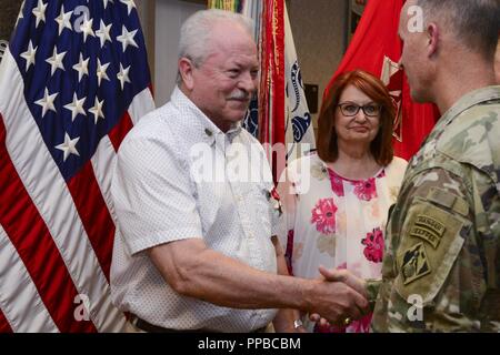 James C. Melton accompagnato da sua moglie Joanne Melton scuote la mano con il Mag. Gen. Michael C. Wehr, U.S. Esercito di ingegneri vice comandante generale, seguendo il pinning di la stella Bronze medal. Melton è stato presentato ufficialmente con la medaglia di stella Bronze ha guadagnato per le sue azioni in Vietnam nel 1969 nel corso di una cerimonia presso l'U.S. Esercito di ingegneri sede a Washington, 15 agosto 2018. ( Foto Stock