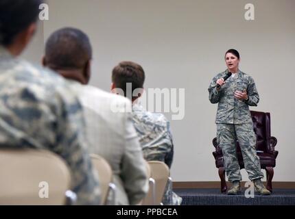 Stati Uniti Air Force Col. Beatrice Dolihite, 81st Medical Group commander, offre commento durante la 81ala formazione parità delle donne al giorno rispetto a Roberts ha consolidato la manutenzione di aeromobili struttura presso Keesler Air Force Base, Mississippi, Agosto 21, 2018. Parità delle donne giorno commemora il passaggio del XIX emendamento per gli Stati Uniti Costituzione, la concessione del diritto di voto per le donne. La modifica è stata introdotta per la prima volta nel 1878. Foto Stock