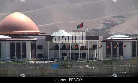 KABUL, Afghanistan (23 agosto 2018) - Bandiere volare alto oltre il parlamento afghano edificio nei pressi della capitale. (NATO Foto Stock