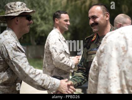 Provincia di Helmand, Afghanistan (21 agosto 2018) - esercito afghano Il Mag. Gen. Wali Mohammad Ahmadzai, il comandante generale dell'esercito nazionale afghano 215th Corps, accoglie U.S. Marine Corps i consulenti con le Task forces Southwest al suo luogo di residenza per celebrare Eid al-Adha. La tre giorni di vacanza islamica è conosciuta come la "festa del sacrificio" e riconosce la fine dell Hajj in cui i musulmani di tutto il mondo festeggiano il profeta Abramo. Foto Stock