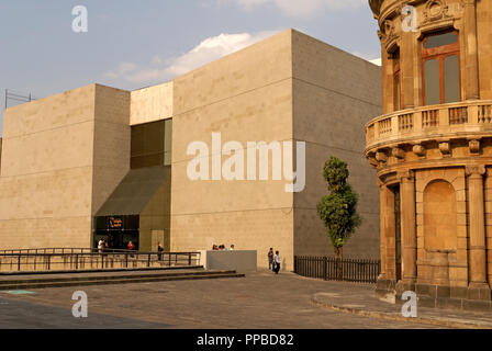 Le persone al di fuori del Museo Museo Templo Mayor nel Centro Historico, Città del Messico, Messico Foto Stock