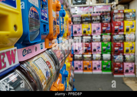 TOKYO, Giappone - 19 FEB 2018: Molti Gashapon toy distributori automatici su store di Akihabara district Foto Stock