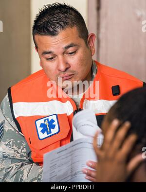 Stati Uniti Air Force Staff Sgt. Jaime Carranza, sessantesimo Medicina Aerospaziale Squadron, Travis Air Force Base in California, guarda la documentazione su un pateint simulato durante l'esercizio Ultimate caduceo 2018 a Mather aeroporto, Sacramento, California, agosto. 23, 2018. Esercizio UC18 è un U.S. Comando di trasporto annuale del movimento del paziente la formazione sul campo di esercizio. L'esercizio simulato portando in feriti da truppe oltremare, triage a Travis, e quindi la loro movimentazione a più lungo termine e advanced-centri di cura. Foto Stock