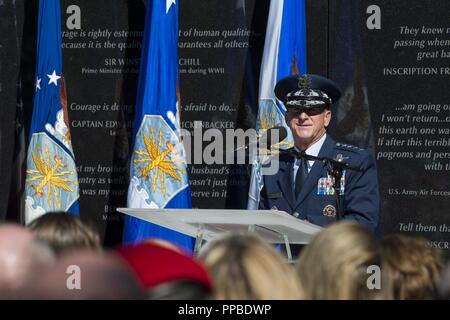 Air Force capo del personale gen. David L. Goldfein parla durante il Tech. Sgt. John Chapman nome della cerimonia di inaugurazione presso la Air Force Memorial, in Arlington, Virginia, 24 agosto 2018. Chapman postumo è stato premiato con la medaglia d'Onore per azioni su Takur Ghar montagna in Afghanistan il 4 marzo 2002. Un elite Special Operations team è stato assalito dal nemico e passò sotto il fuoco pesante da più direzioni. Chapman immediatamente addebitato un nemico bunker attraverso alta neve profonda e ucciso tutti gli occupanti dei nemici. Movimento con coraggio dal coperchio di assalto una seconda mitragliatrice bunker, è stato ferito dal nemico fi Foto Stock