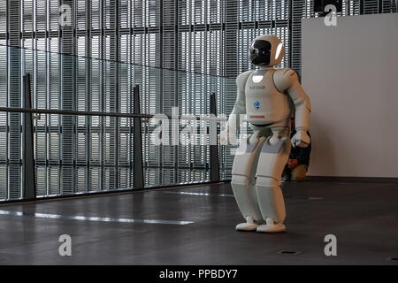 TOKYO, Giappone - 21 FEB 2018: Asimo Honda robot esecuzione mostra in Miraikan museo nazionale della scienza emergente e innovazione Foto Stock