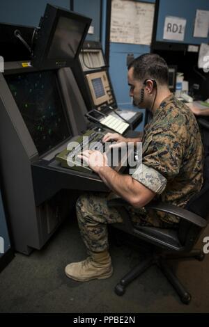 Stati Uniti Marine Corps Cpl. Daniel Safirstein, il controllore del traffico aereo, sede e Sede Squadron, Marine Corps Air Station (ICM) Camp Pendleton, fornisce un faro di codice per un pilota mentre in posizione sul radar di controllo del traffico aereo struttura PRESSO GLI ICM Camp Pendleton, California, 24 agosto 2018. Safirstein è incaricato di monitorare più aeromobili ATTRAVERSO GLI ICM Camp Pendleton è uno spazio di aria. Foto Stock