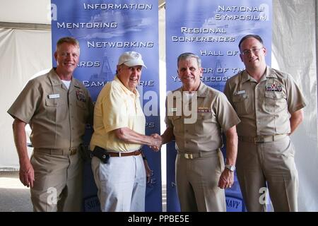 La base navale di SAN DIEGO (Agosto 23, 2018) Vice Adm. Ricco marrone, commander, Navale forza superficiale, U.S. Flotta del Pacifico, il primo da destra, in posa per una fotografia con il presidente della San Diego capitolo della superficie marina Association (SNA) Capt. Christopher Barnes, SNA Nazionale Direttore Esecutivo Capt. (Ret.) Bill Erickson, e San Diego Capitolo di SNA Vice Presidente Lt. La Cmdr. Nick Hoffman (da sinistra a destra) in SNA il ventesimo annuale costa Ovest simposio a bordo di base navale di San Diego. Il simposio il tema era "l'esecuzione di un processo di correzione.' Foto Stock